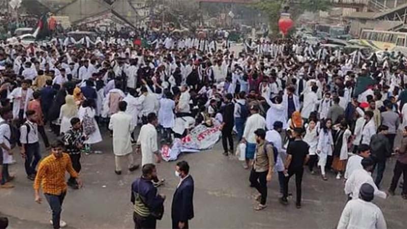 শাহবাগ সড়ক অবরোধ করে ম্যাটস শিক্ষার্থীদের বিক্ষোভ